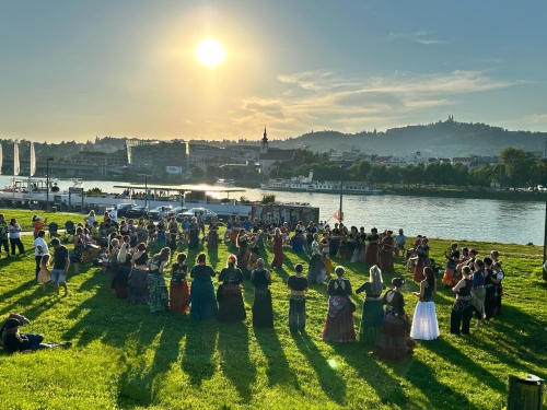 Beim Donautrommeln waren die Tänzerinnen wieder mit dabei